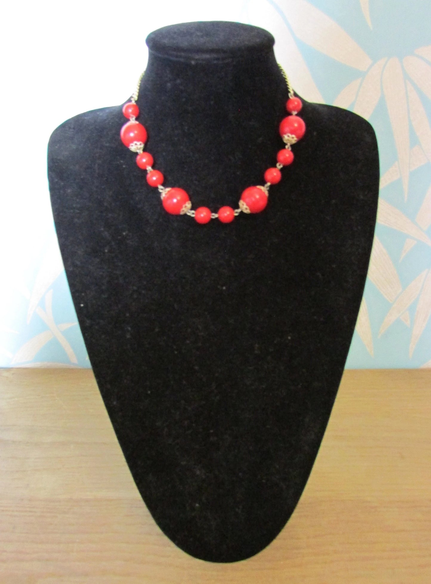 1980s red graduated round plastic bead necklace