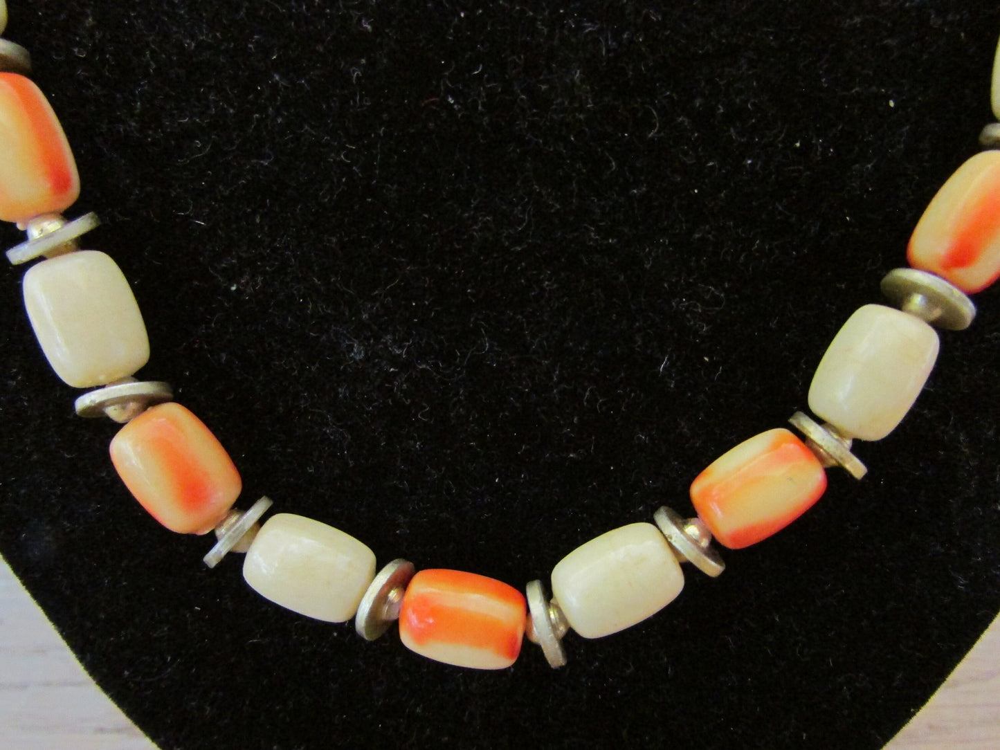 1960s/70s cream & orange marbled resin cylinder bead necklace with gold-tone spacers