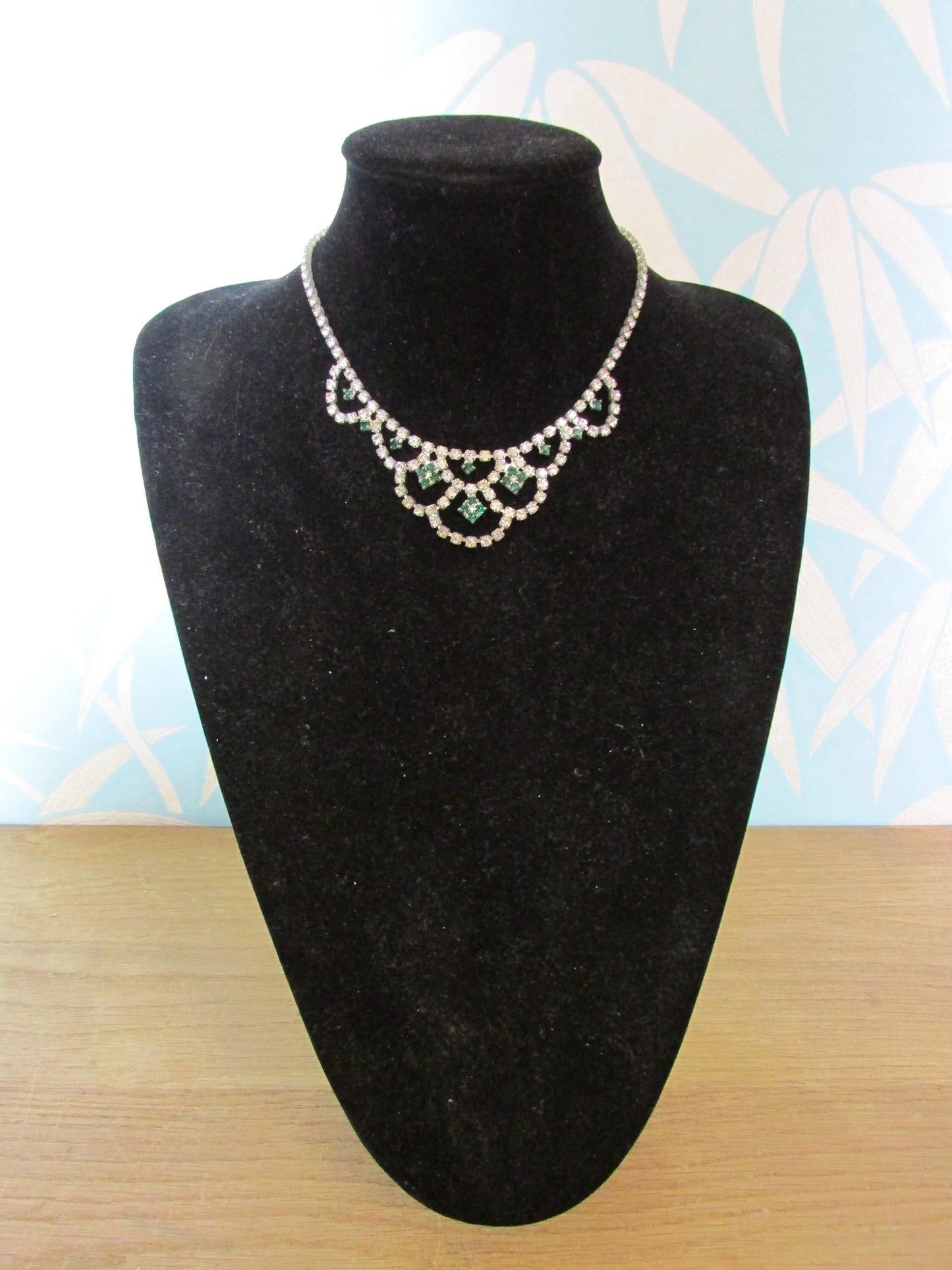 1950s Art Deco-style clear & green rhinestone scallop necklace