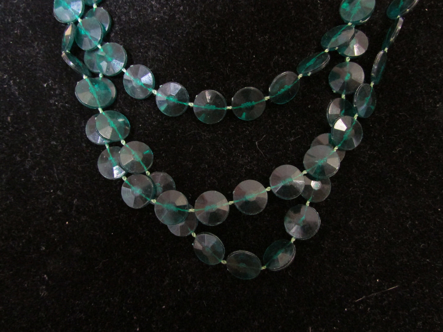 1970s emerald green lucite flat disc rope necklace