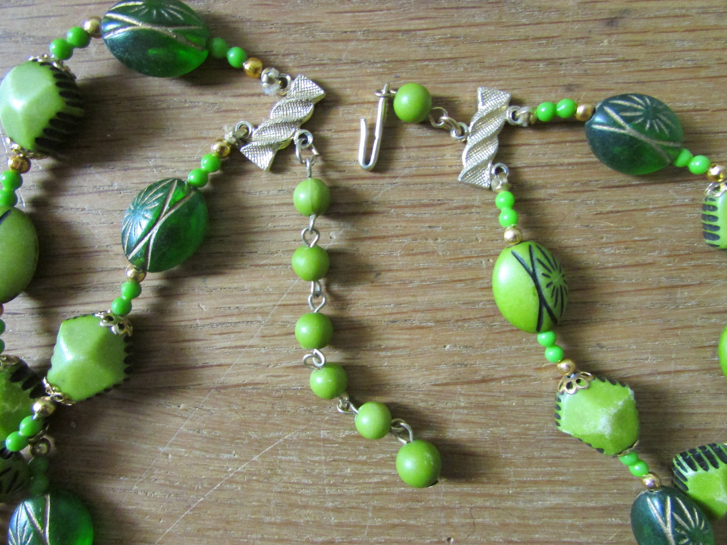 1960s resin wood-effect green etched oval & faceted bead double strand necklace