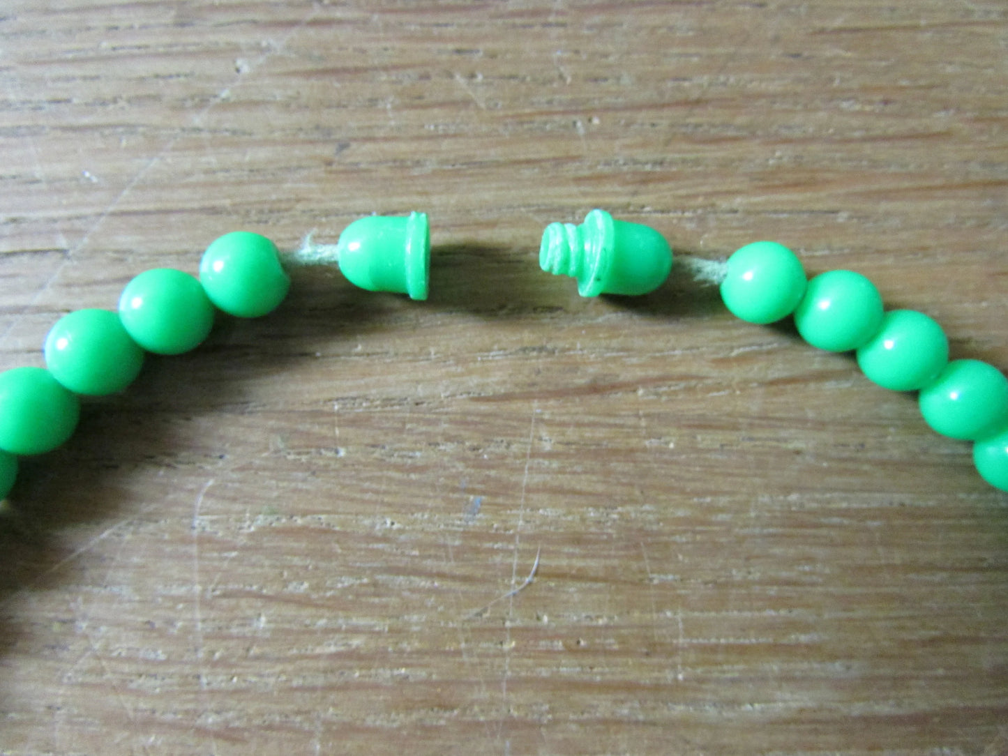 1960s bright green plastic leaf bead necklace