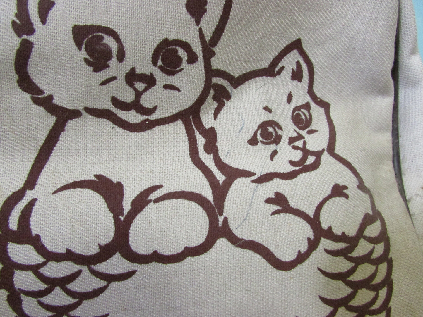 1970s canvas knitting bag depicting kittens and ball of wool