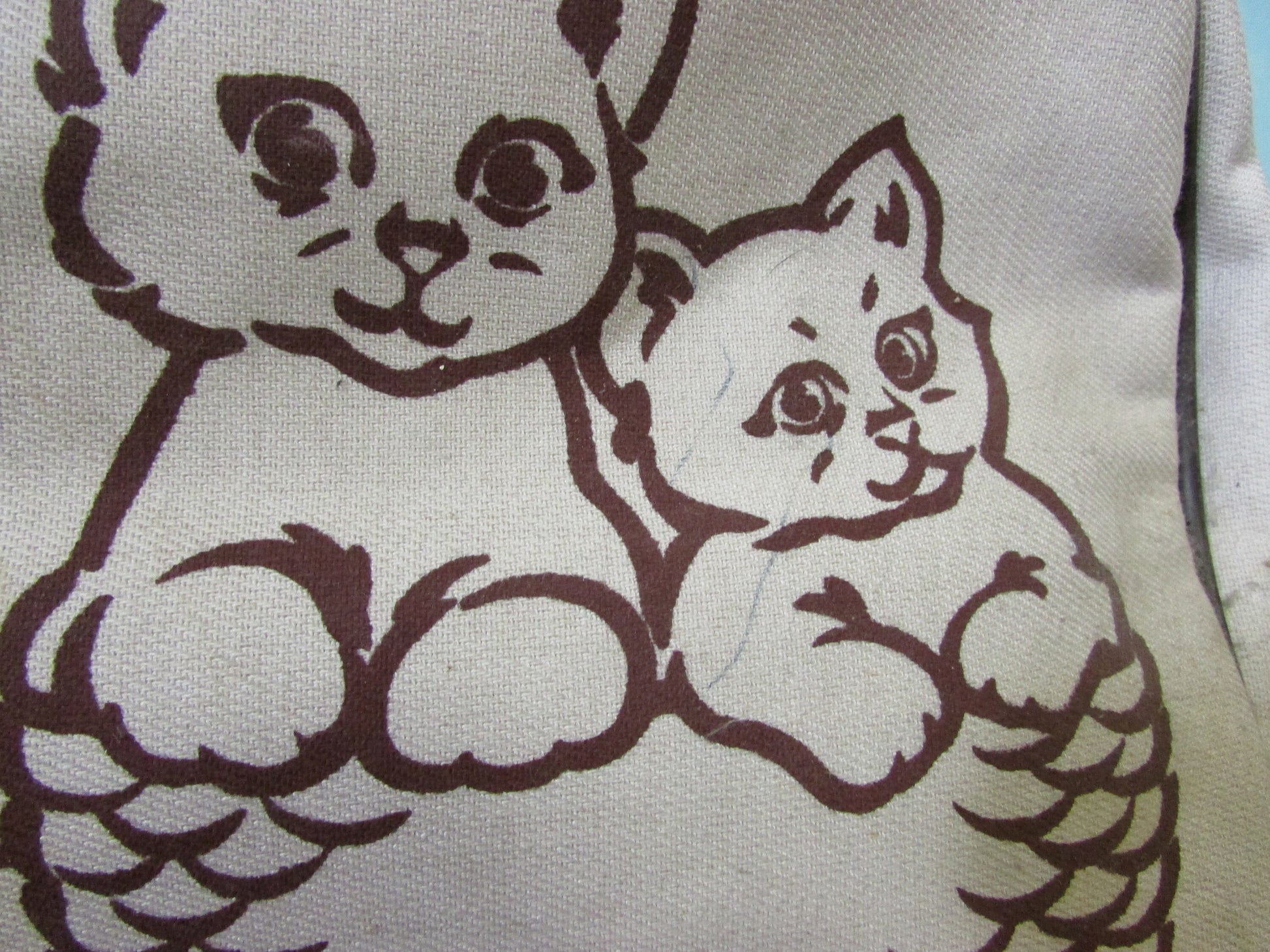 1970s canvas knitting bag depicting kittens and ball of wool