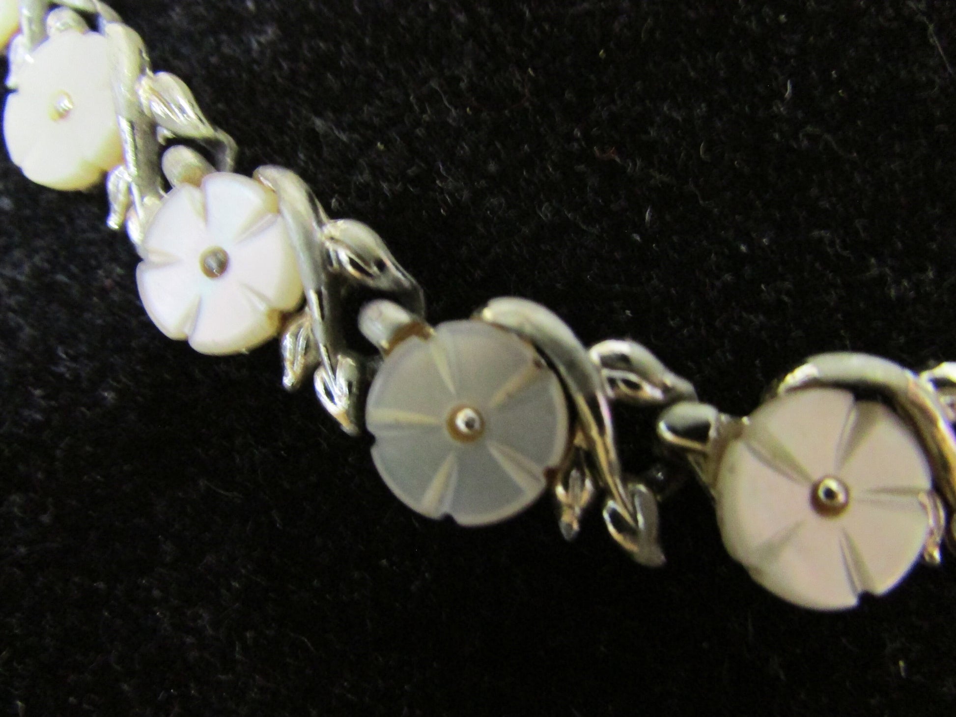 1960s Jewelcraft-style silver-tone & Mother of Pearl flower clasp necklace