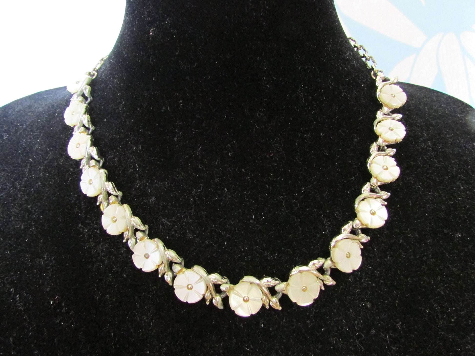 1960s Jewelcraft-style silver-tone & Mother of Pearl flower clasp necklace