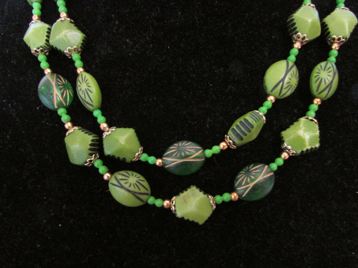 1960s resin wood-effect green etched oval & faceted bead double strand necklace