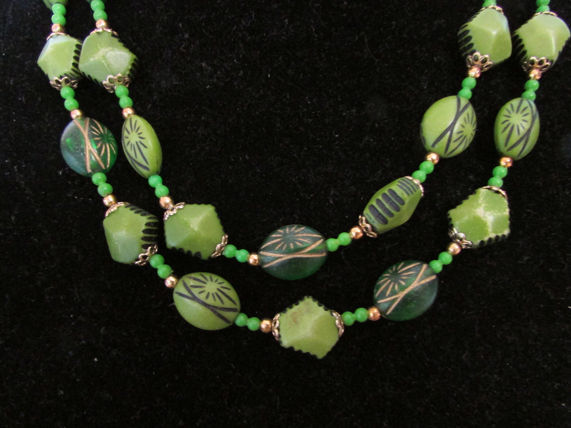 1960s resin wood-effect green etched oval & faceted bead double strand necklace