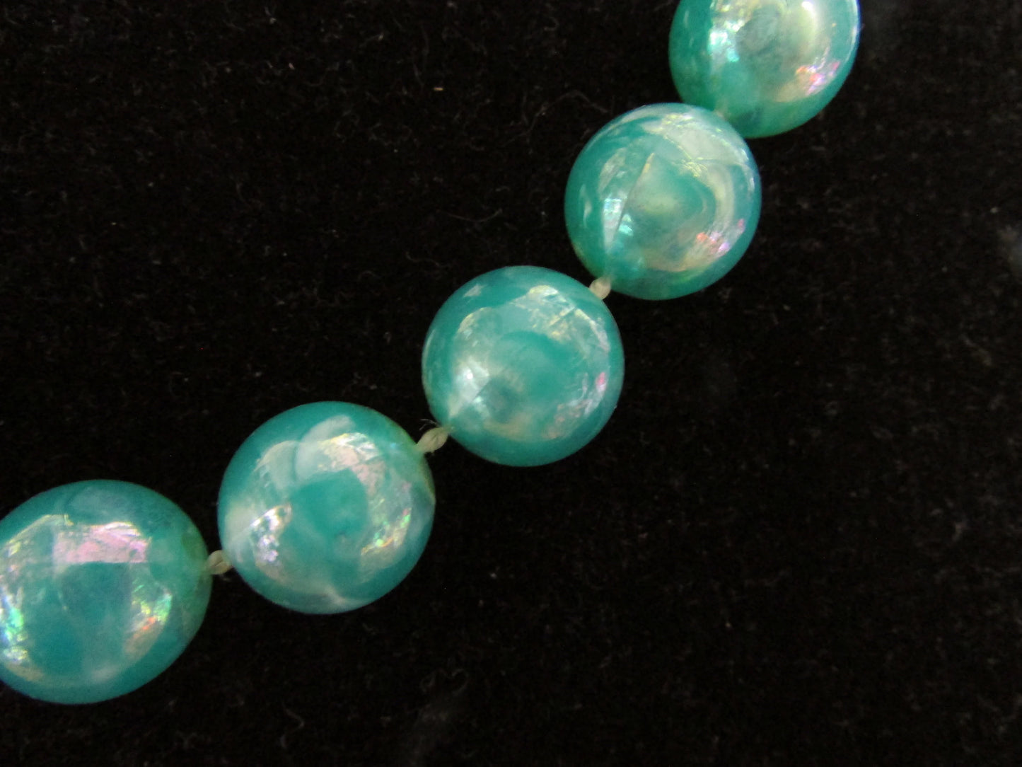 1960s teal green pearlised round plastic bead necklace