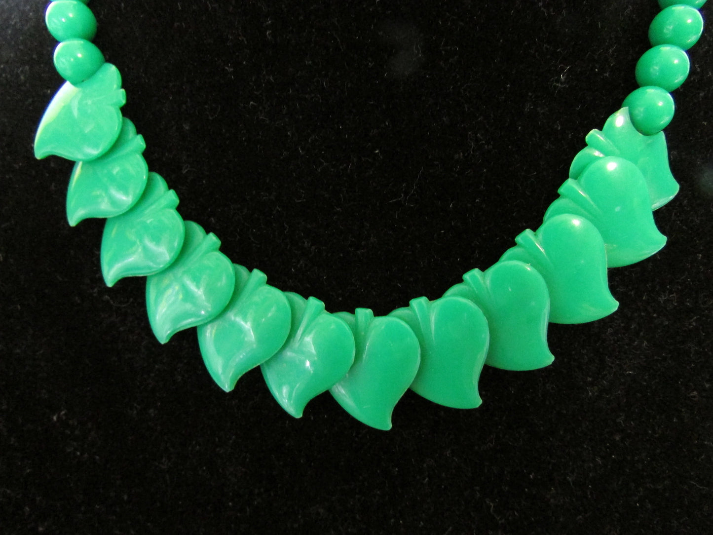 1960s bright green plastic leaf bead necklace