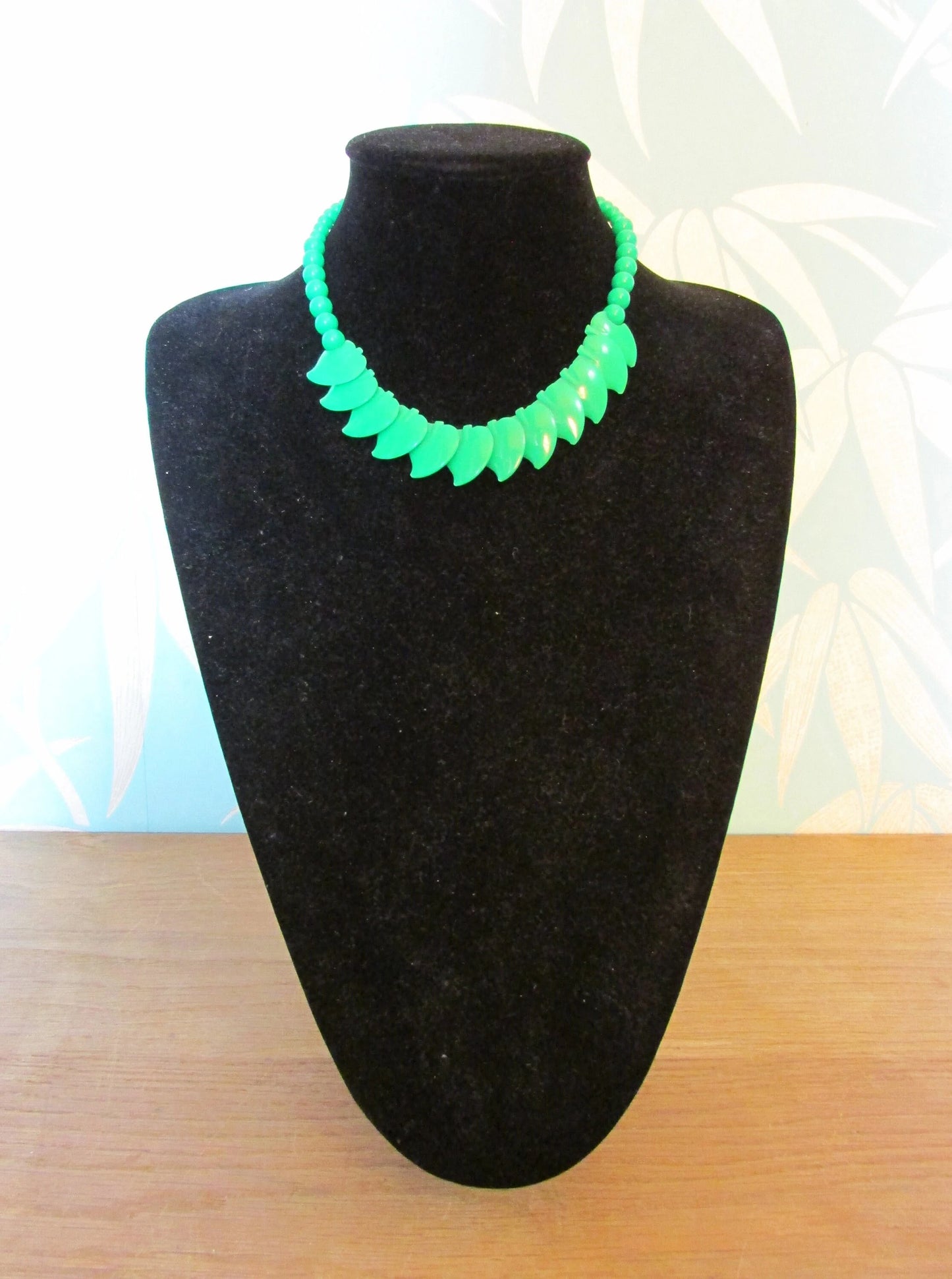 1960s bright green plastic leaf bead necklace