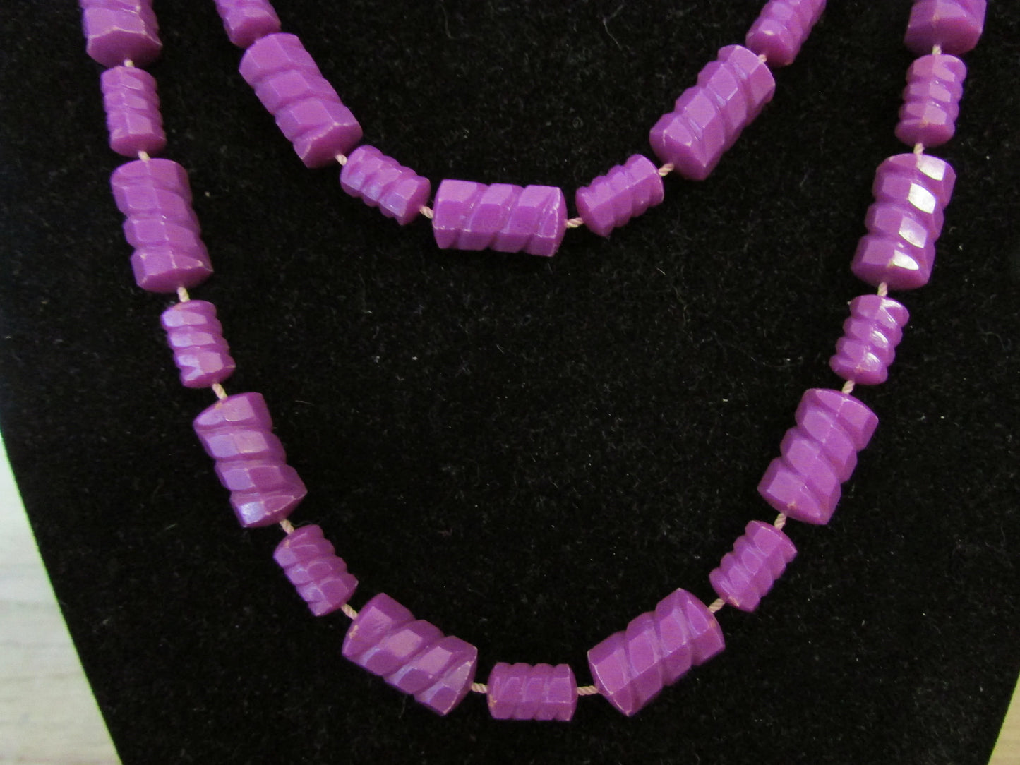 1960s purple moulded plastic textured barrel bead rope necklace