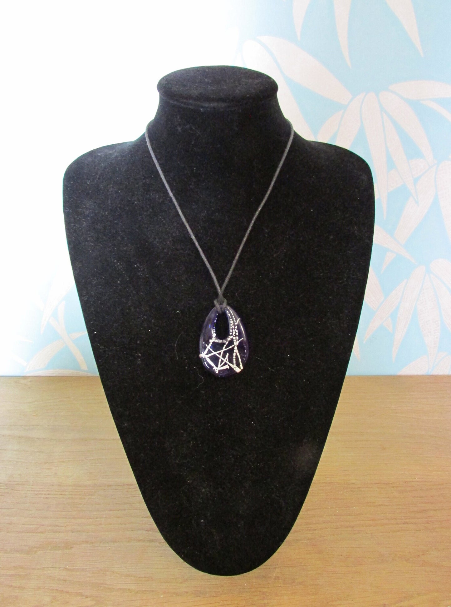 1980s cobalt blue glass teardrop pendant necklace with silver streak detail