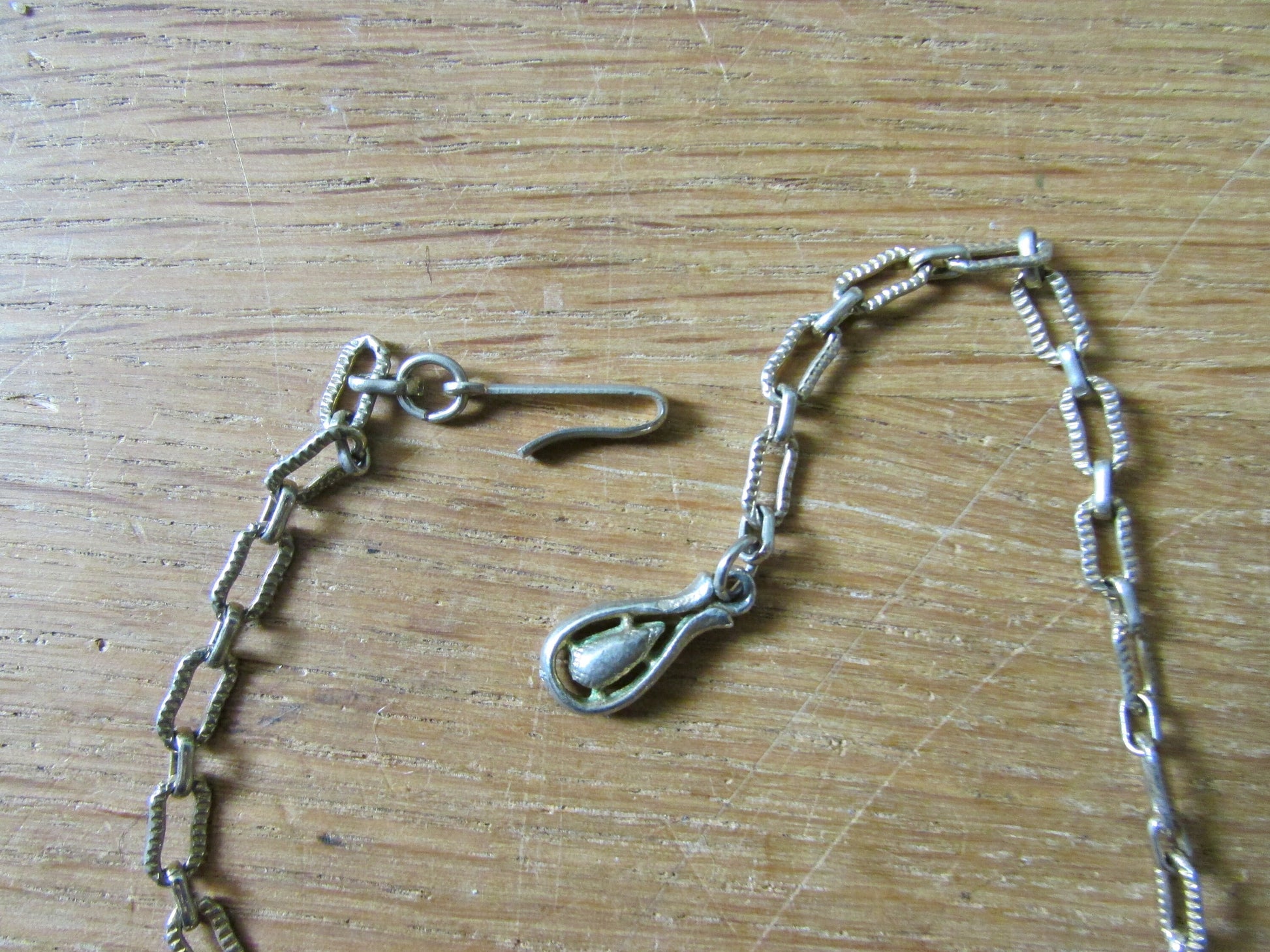 1960s Jewelcraft-style silver-tone & Mother of Pearl flower clasp necklace