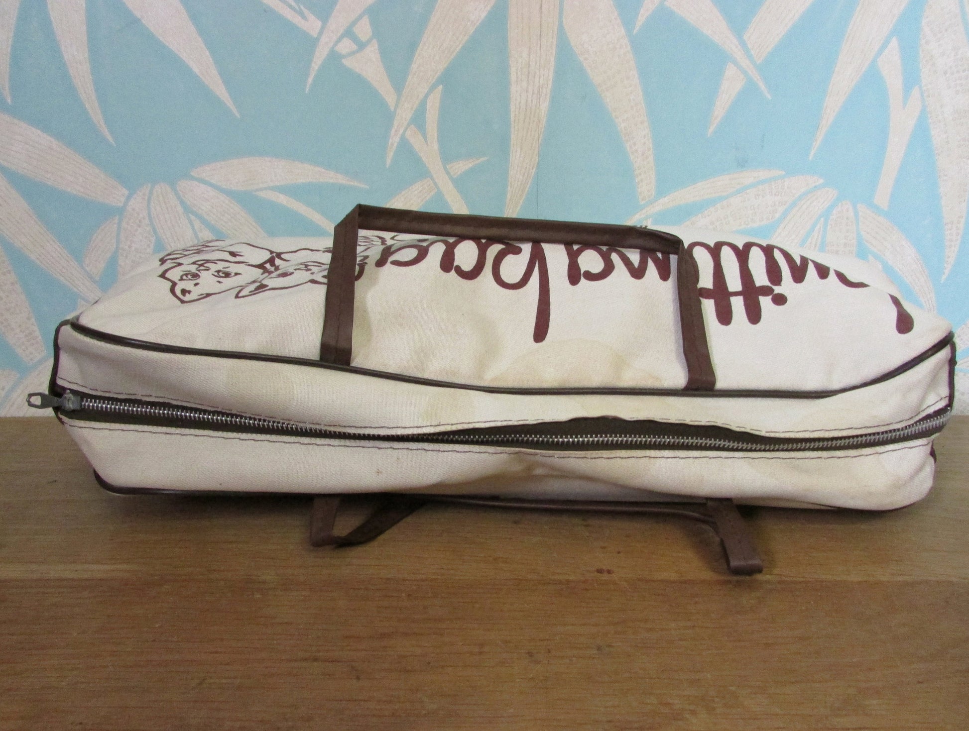 1970s canvas knitting bag depicting kittens and ball of wool