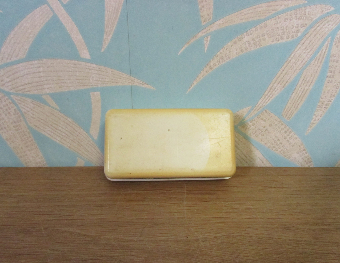 Collectable 1970s Singer hard plastic case containing sewing machine accessories