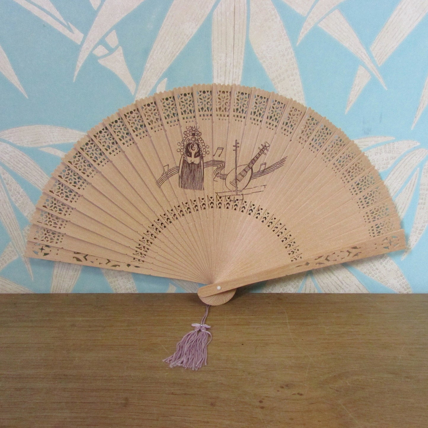 circa. 1960s/70s Chinese sandalwood hand fan with original glass-lidded presentation box