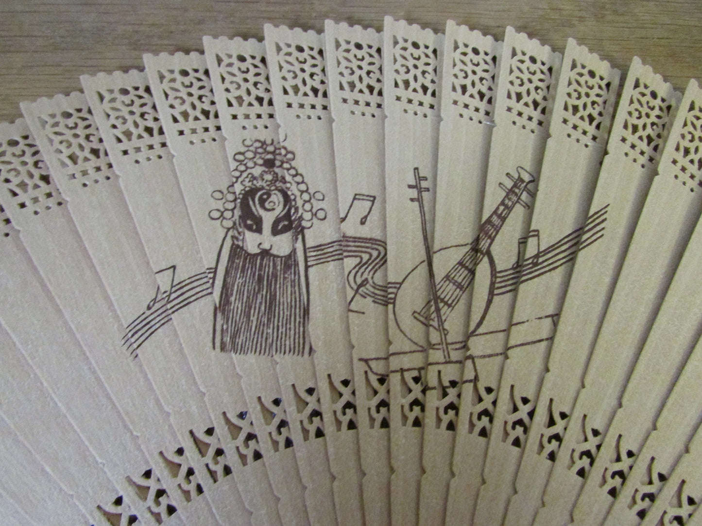 circa. 1960s/70s Chinese sandalwood hand fan with original glass-lidded presentation box