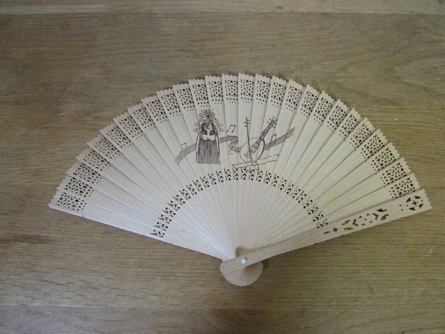 circa. 1960s/70s Chinese sandalwood hand fan with original glass-lidded presentation box