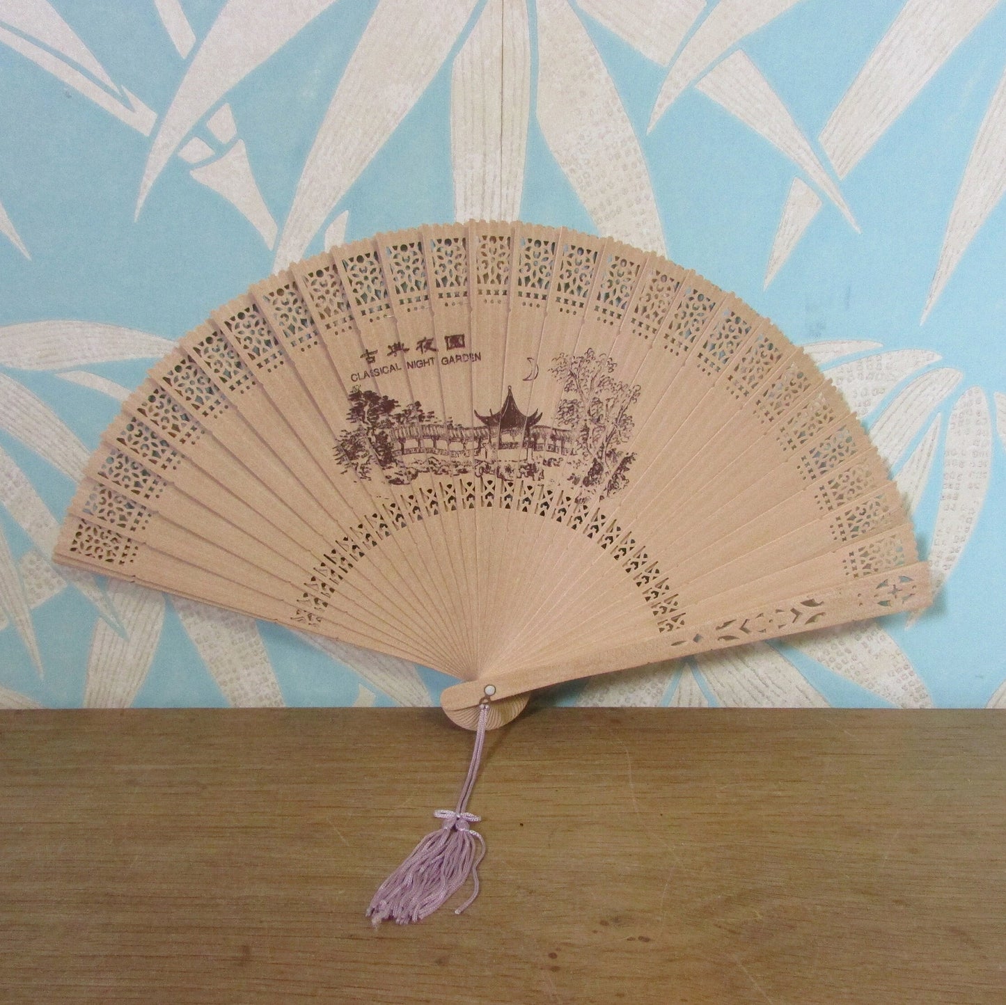 circa. 1960s/70s Chinese sandalwood hand fan with original glass-lidded presentation box