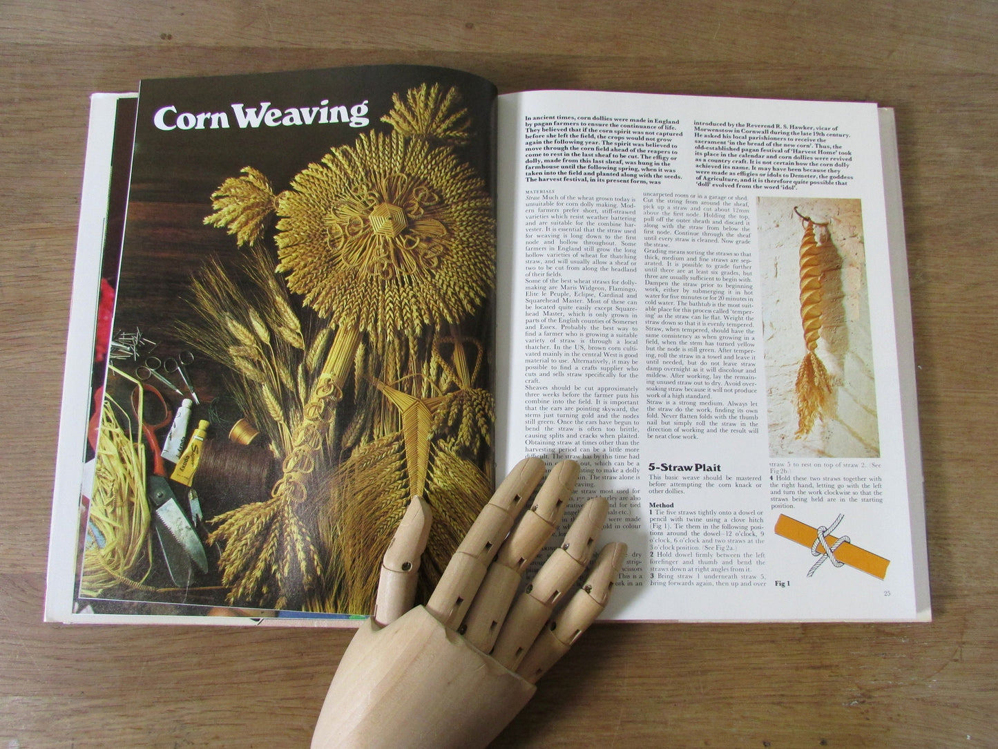 St Michael Book of Handicrafts for all the Family, by Eve Harlow (Hardback, 1976)