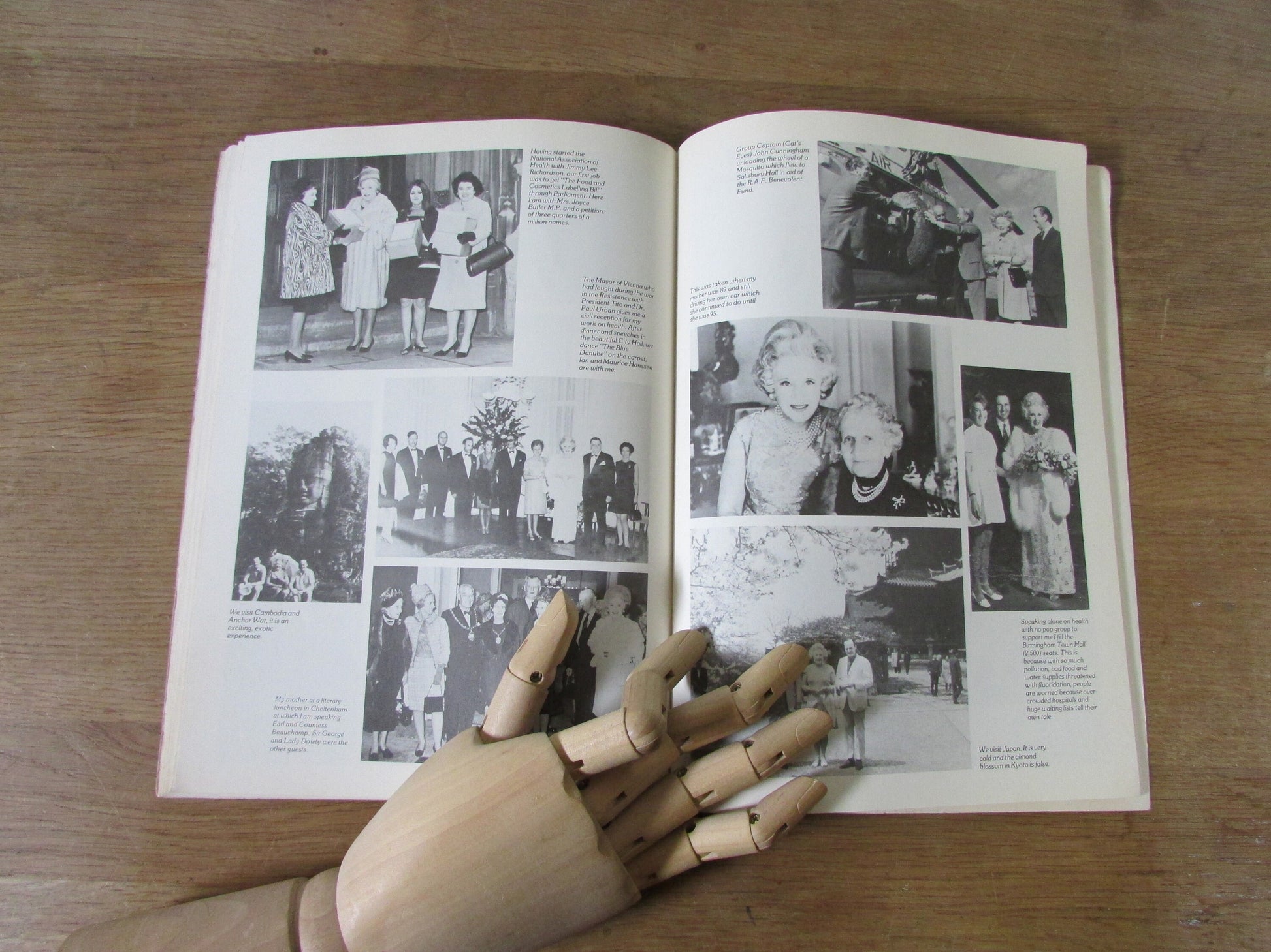 Barbara Cartland Scrapbook (Softback, 1980)