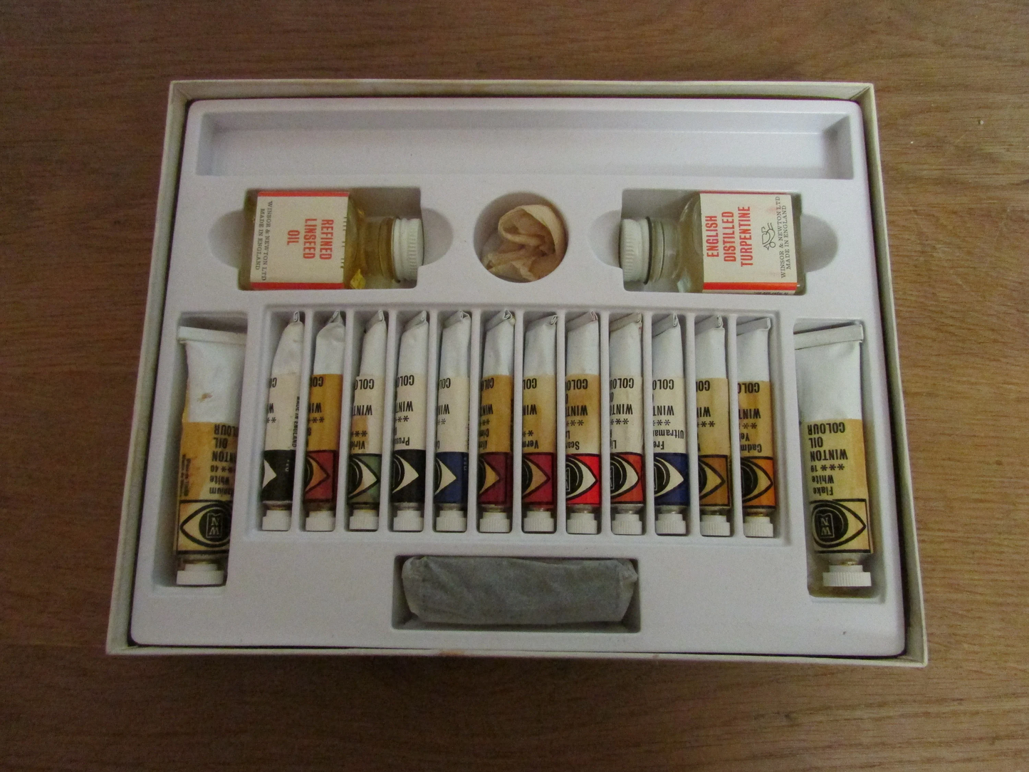 circa. 1960s Winsor & Newton Oil Painting set, No.3