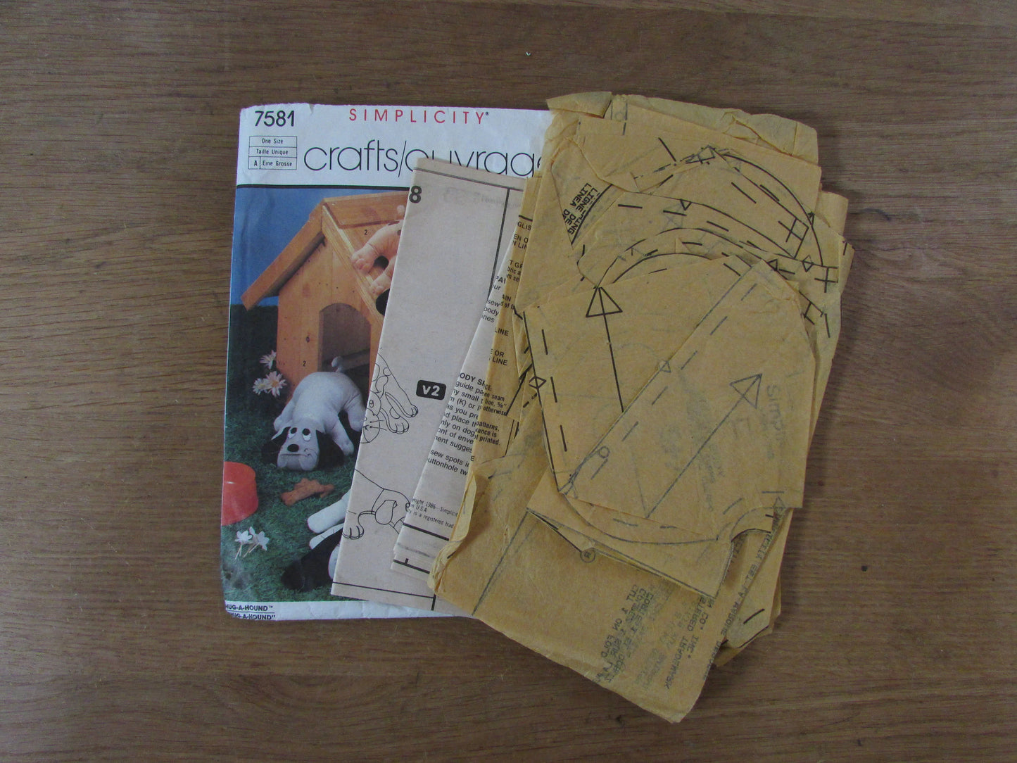 Used 1986 Simplicity 7581 crafts/ouvrages sewing pattern for Hug-a-Hound (complete)