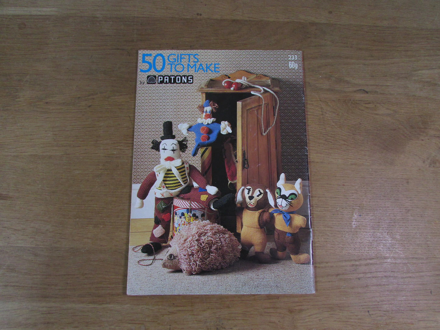 1980 Patons 233 knitting/crochet pattern booklet for 50 Gifts to Make