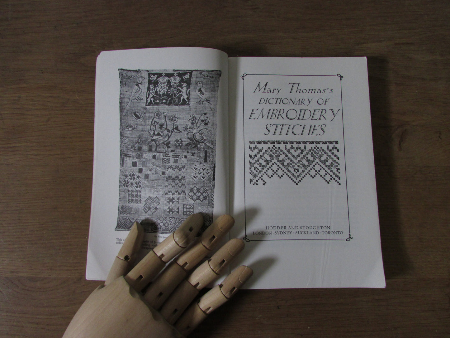 Mary Thomas's Dictionary of Embroidery Stitches (Softback, 1988)