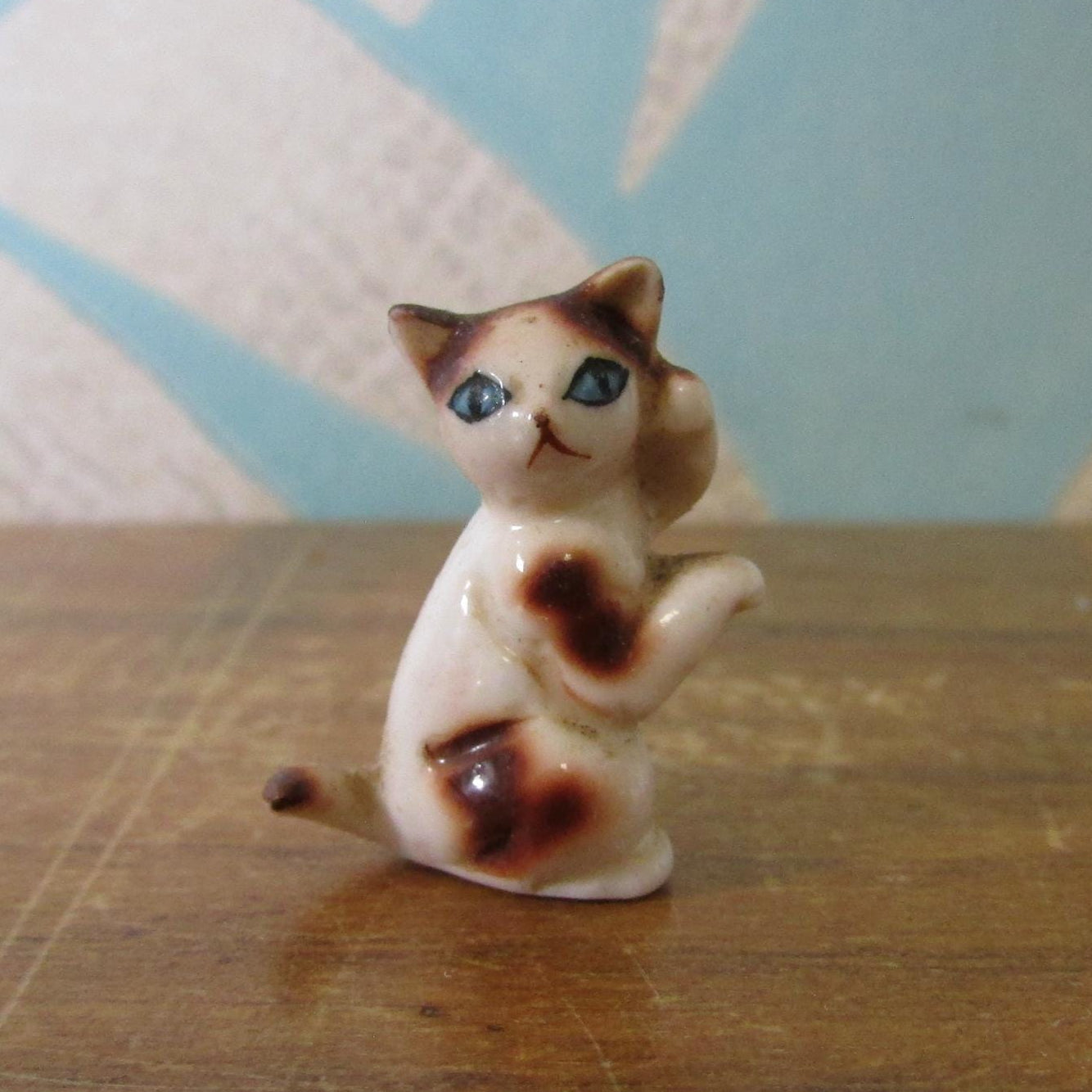 circa. 1960s miniature Siamese kitten ceramic figurine