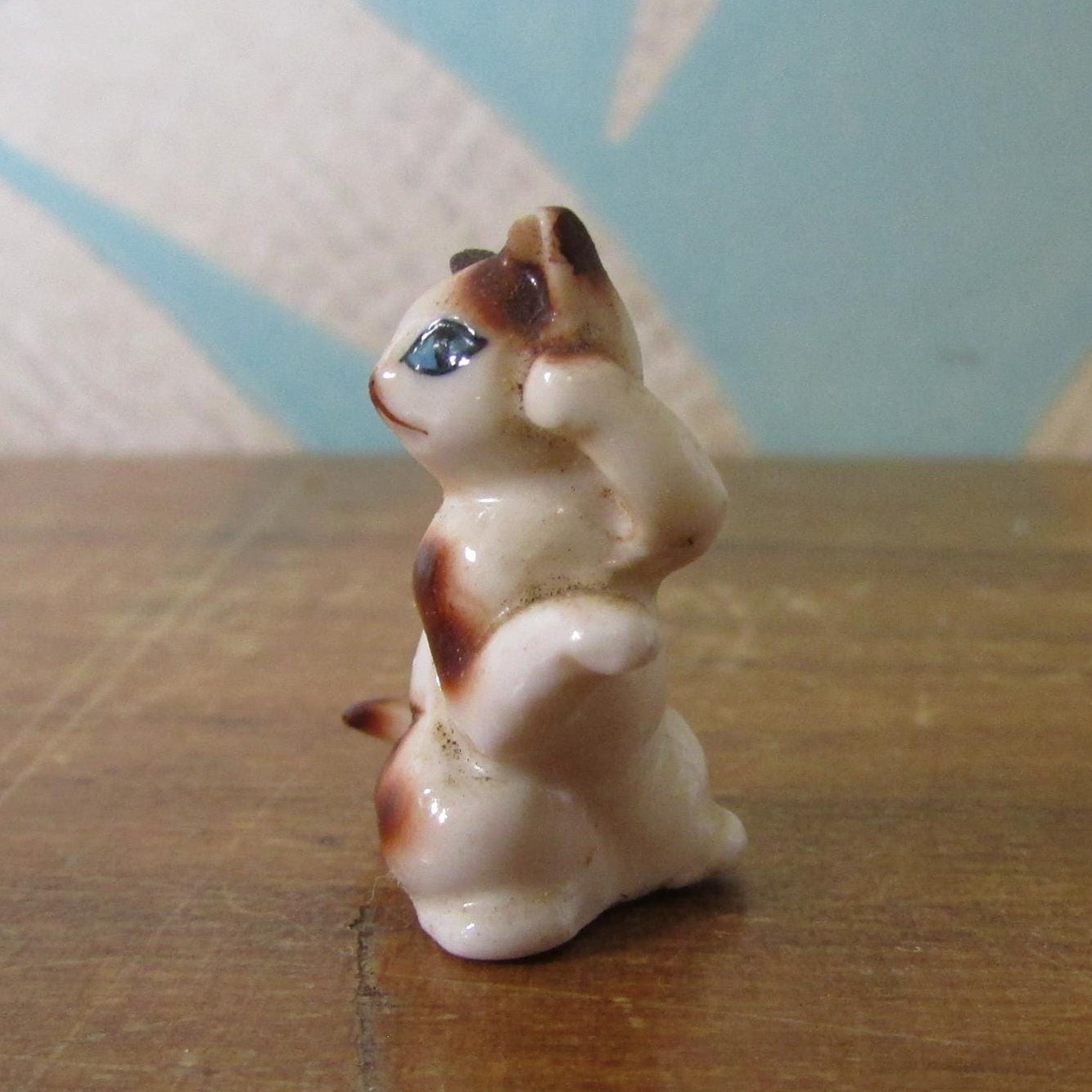 circa. 1960s miniature Siamese kitten ceramic figurine