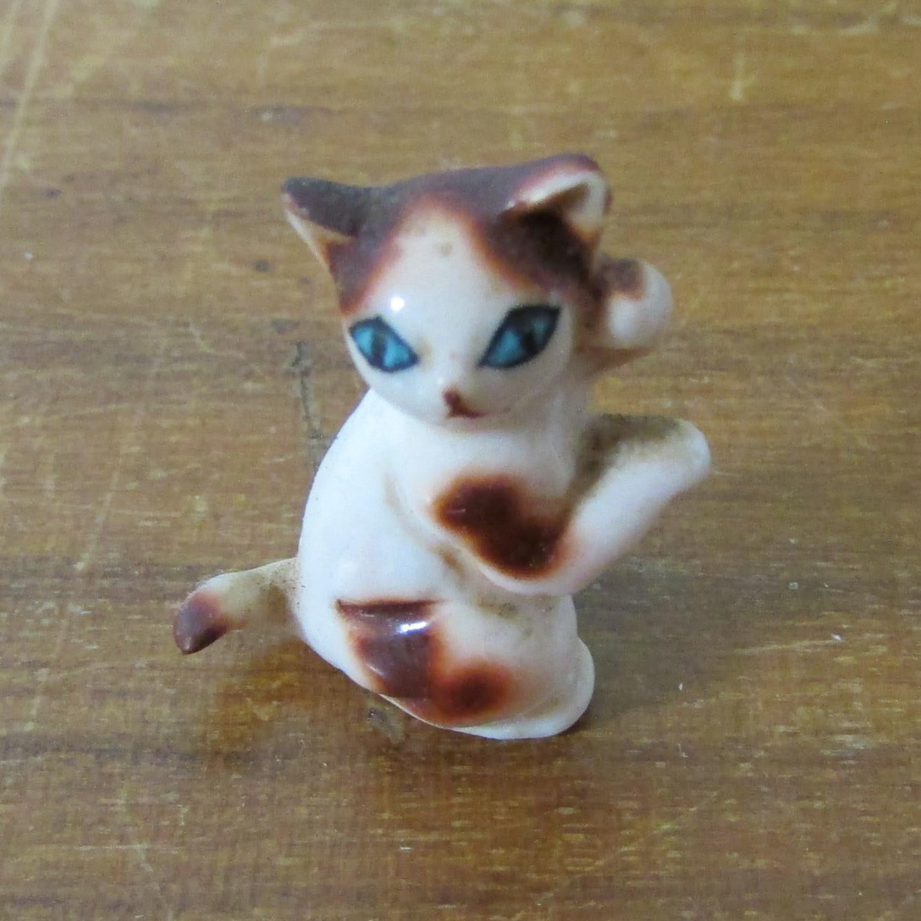 circa. 1960s miniature Siamese kitten ceramic figurine