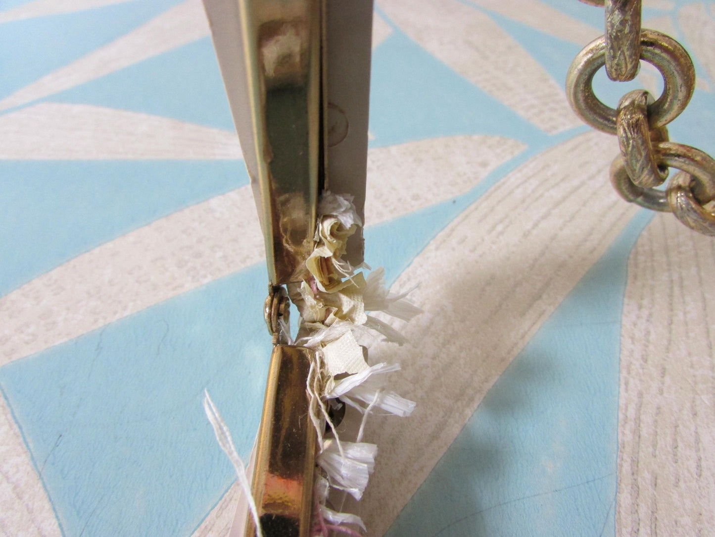 Vintage white plastic handbag/purse frame with ribbon and flower transfer detail and gold-tone chain