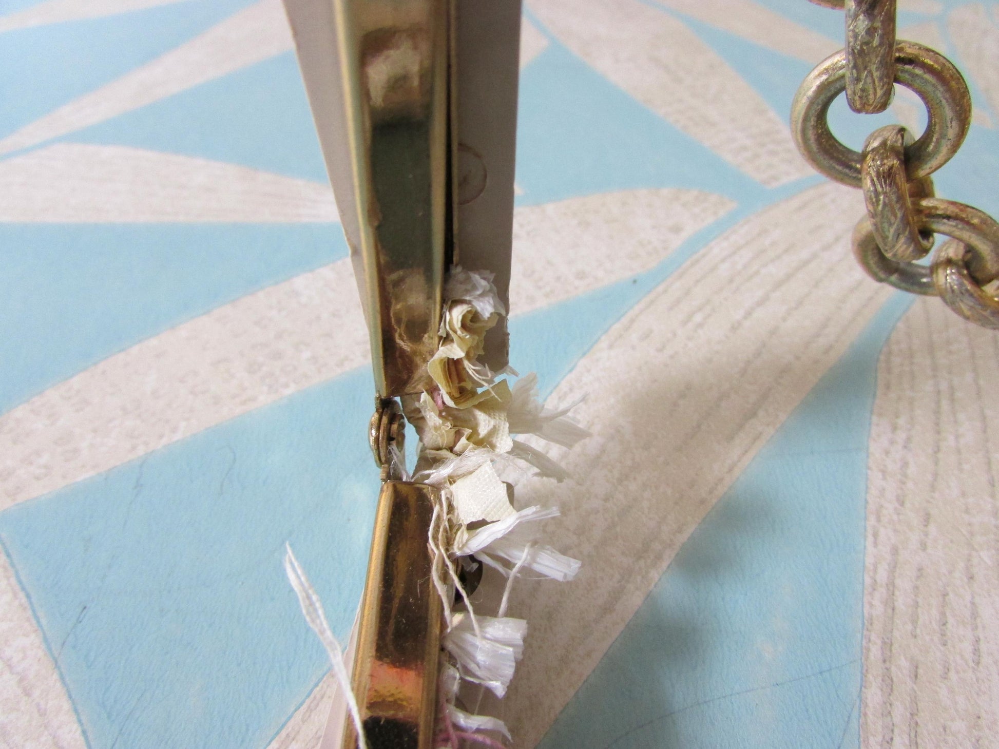 Vintage white plastic handbag/purse frame with ribbon and flower transfer detail and gold-tone chain
