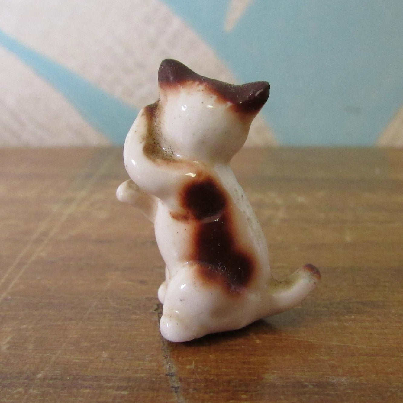 circa. 1960s miniature Siamese kitten ceramic figurine