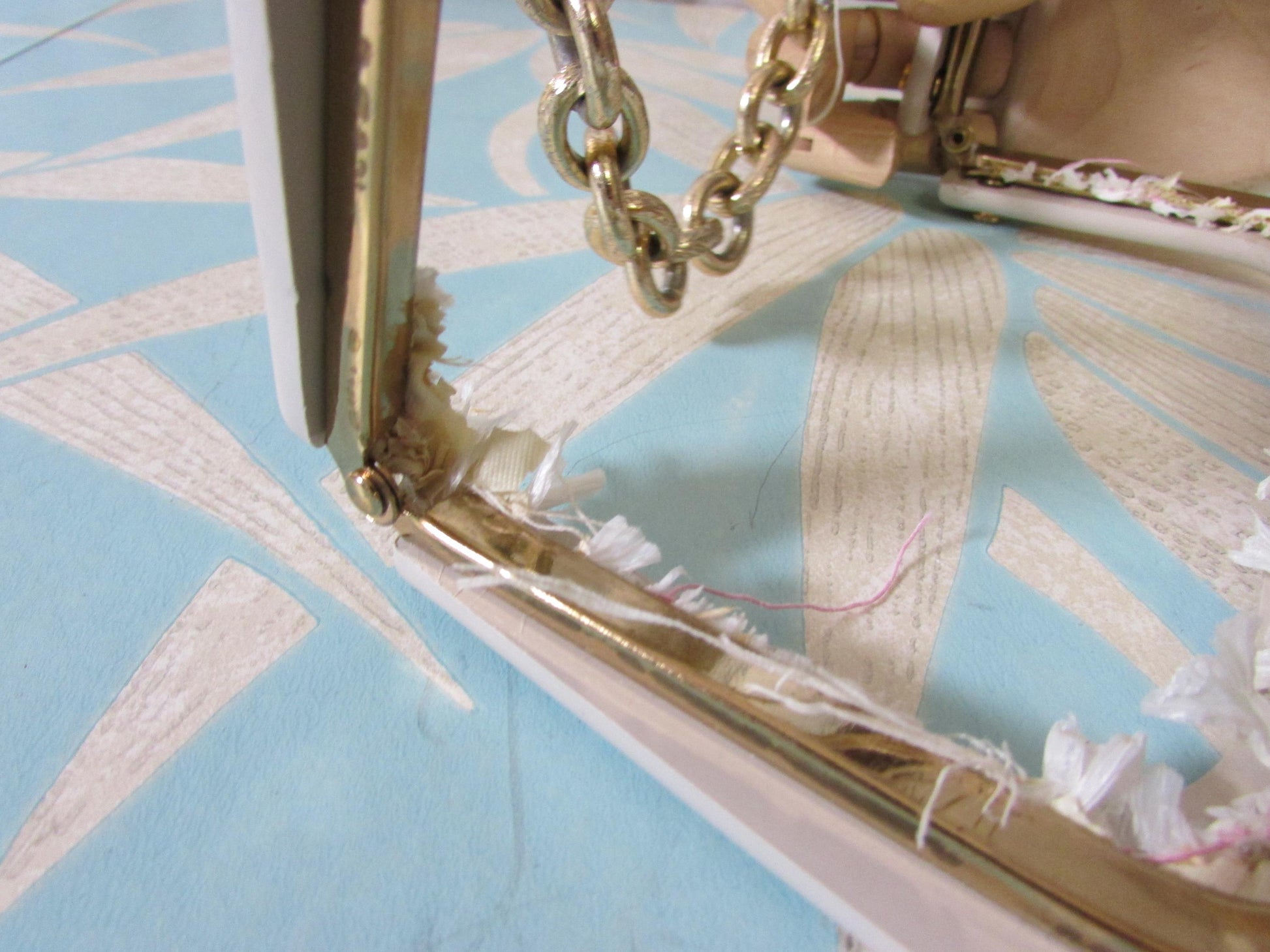 Vintage white plastic handbag/purse frame with ribbon and flower transfer detail and gold-tone chain