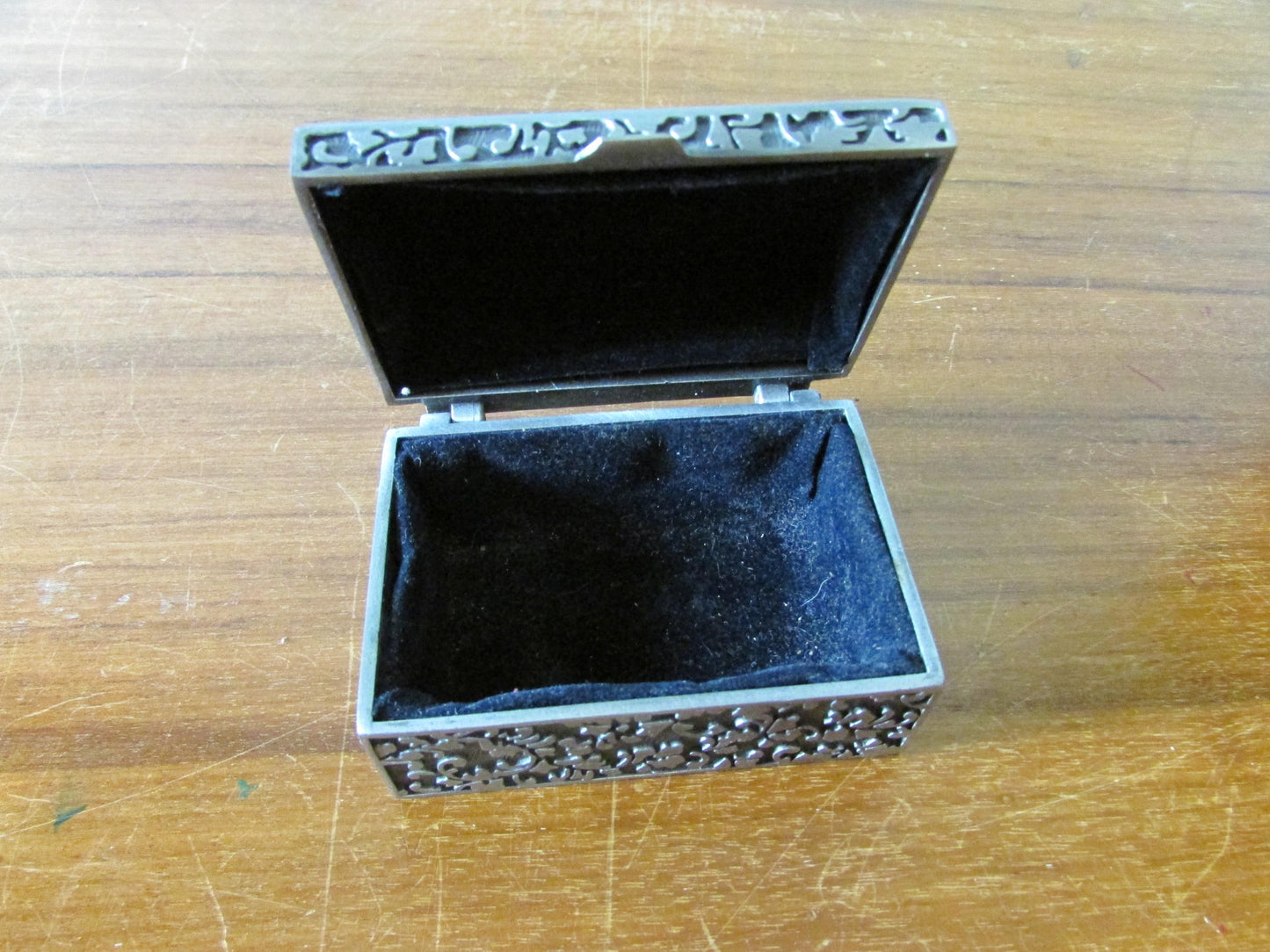 circa. 1970s Aveson embossed abstract acanthus-style leaf silver-tone metal chest