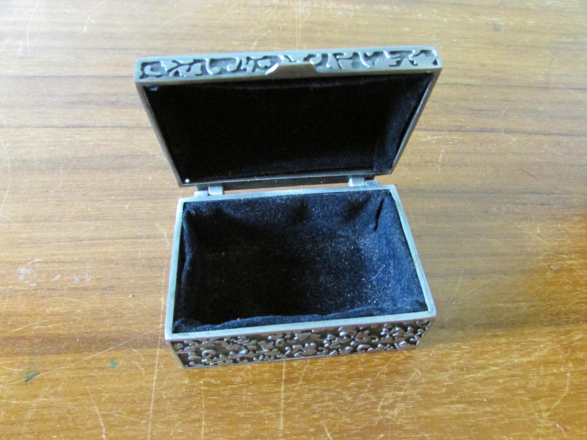 circa. 1970s Aveson embossed abstract acanthus-style leaf silver-tone metal chest