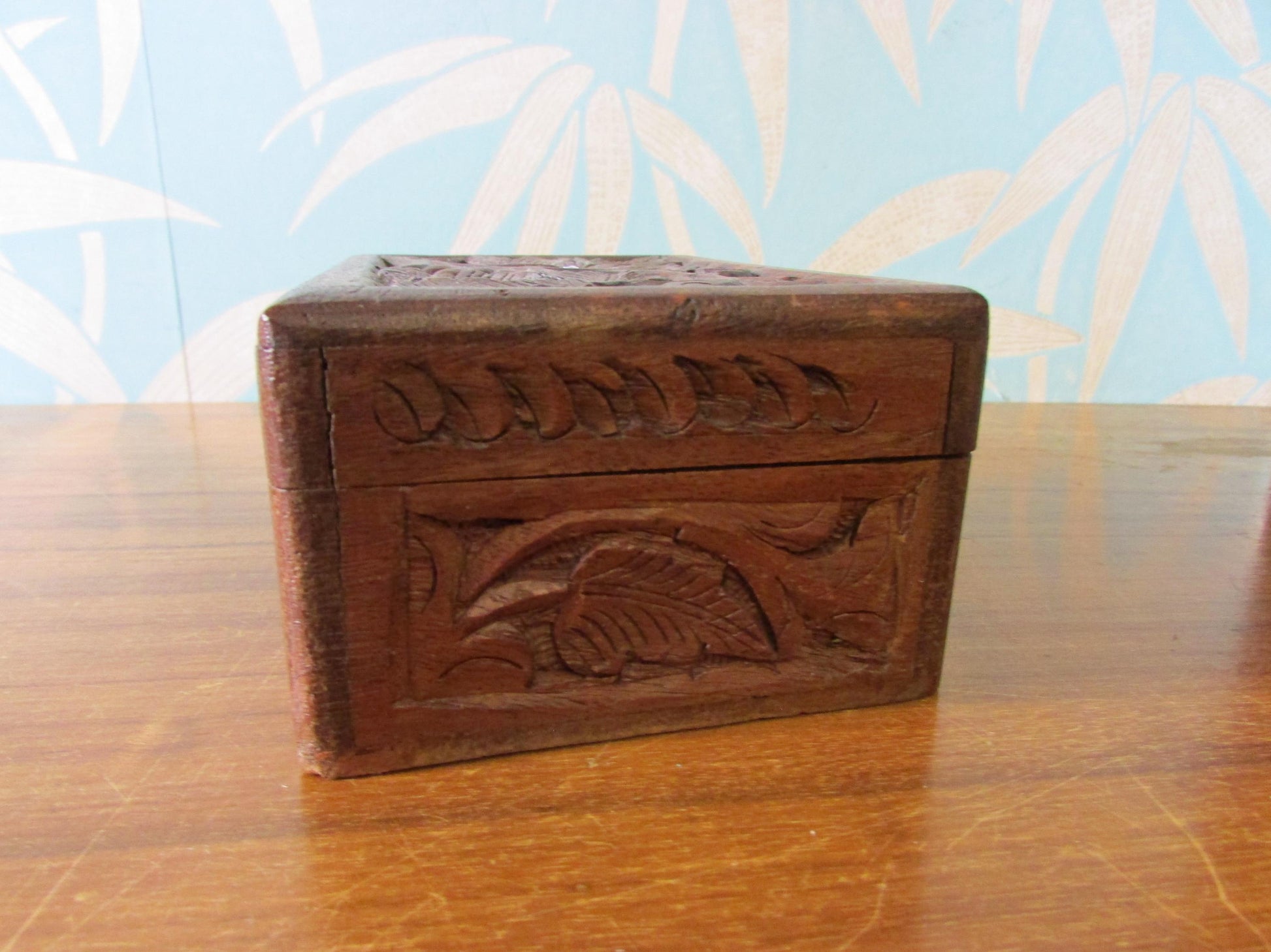 Vintage Arts and Crafts-style hand-carved leaves & berries wooden triquetra/trinket box