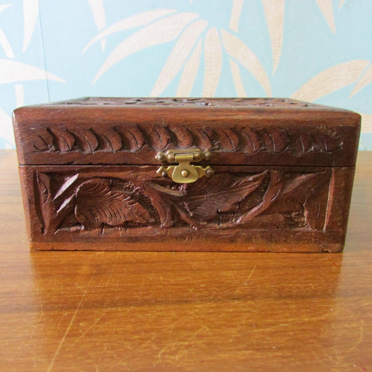 Vintage Arts and Crafts-style hand-carved leaves & berries wooden triquetra/trinket box