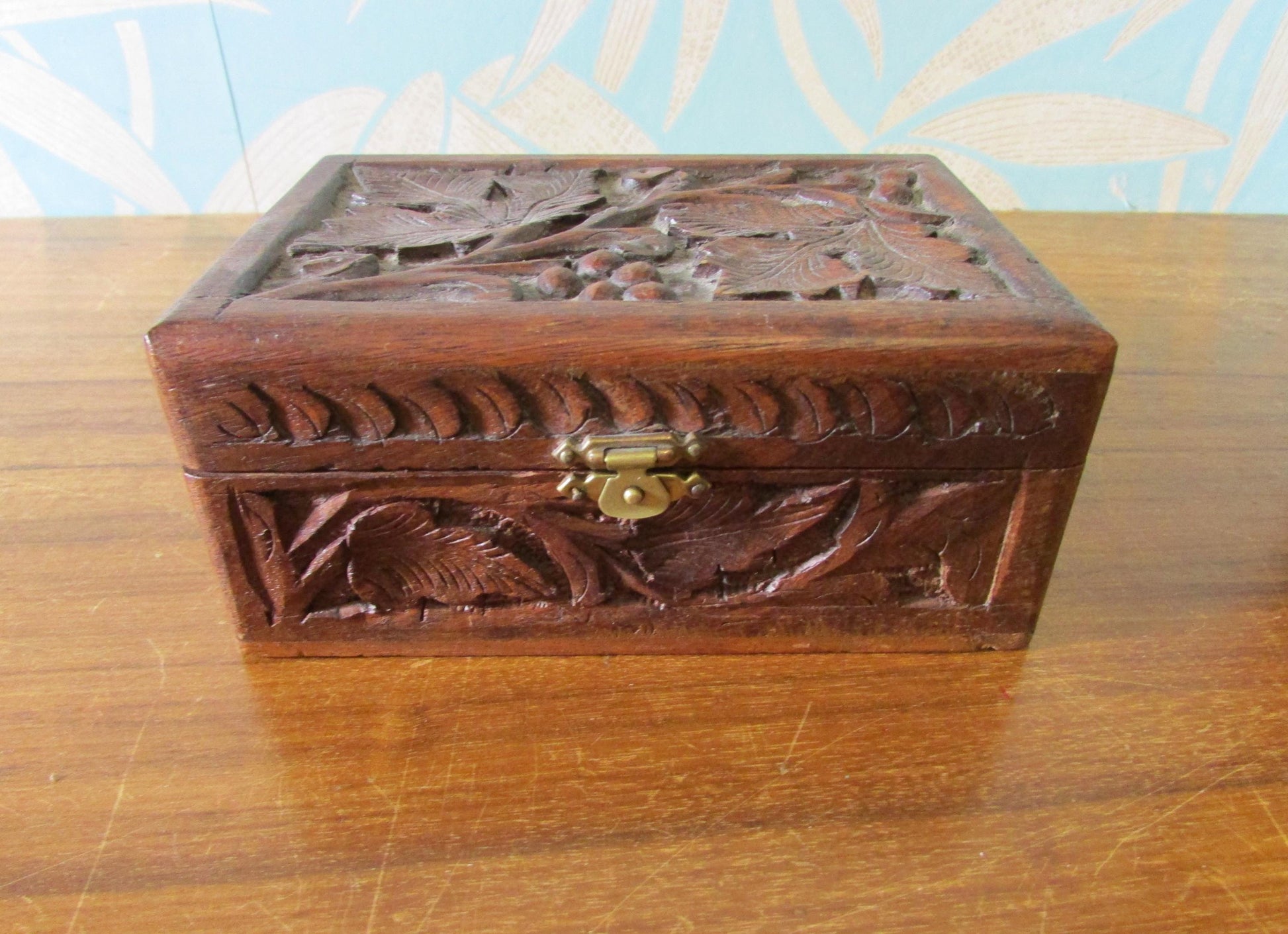 Vintage Arts and Crafts-style hand-carved leaves & berries wooden triquetra/trinket box