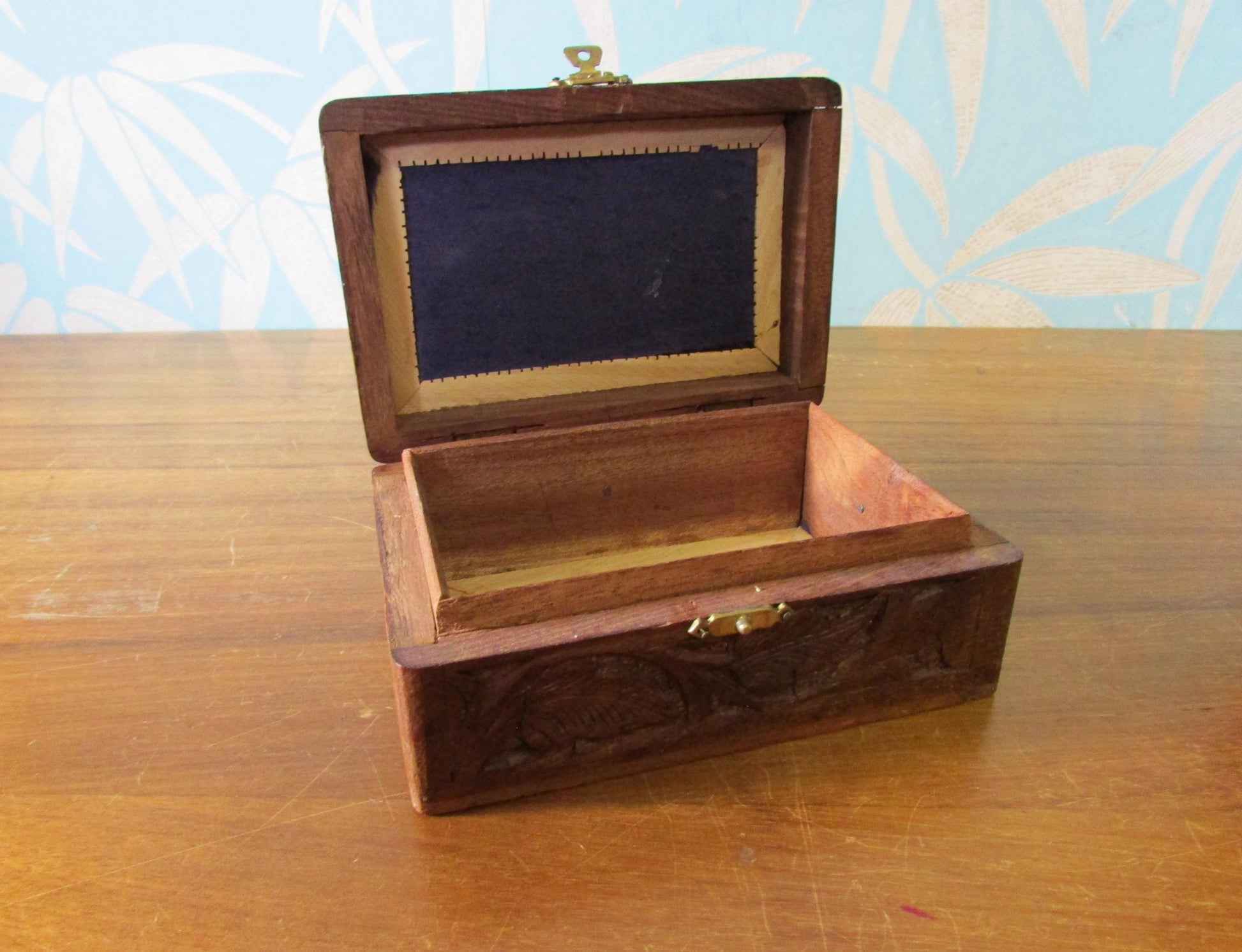 Vintage Arts and Crafts-style hand-carved leaves & berries wooden triquetra/trinket box