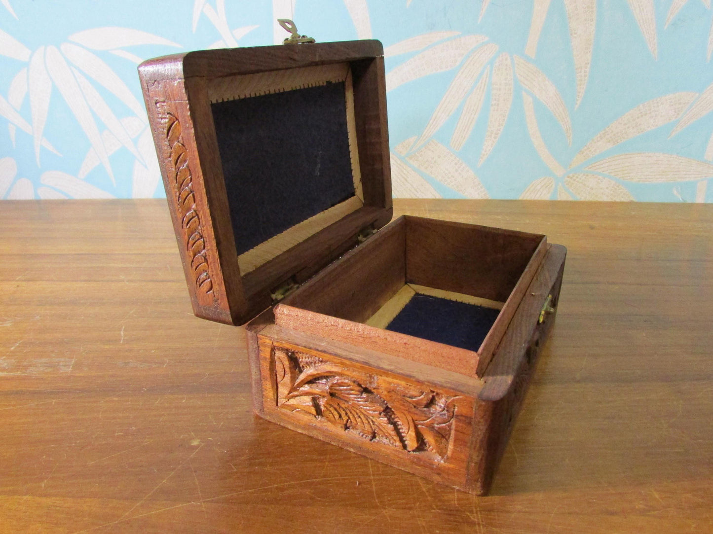 Vintage Arts and Crafts-style hand-carved leaves & berries wooden triquetra/trinket box