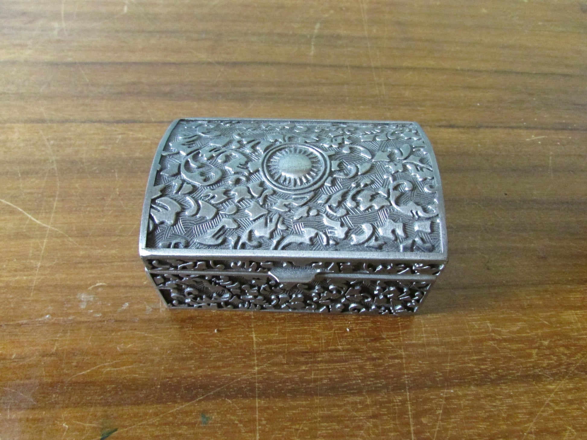 circa. 1970s Aveson embossed abstract acanthus-style leaf silver-tone metal chest
