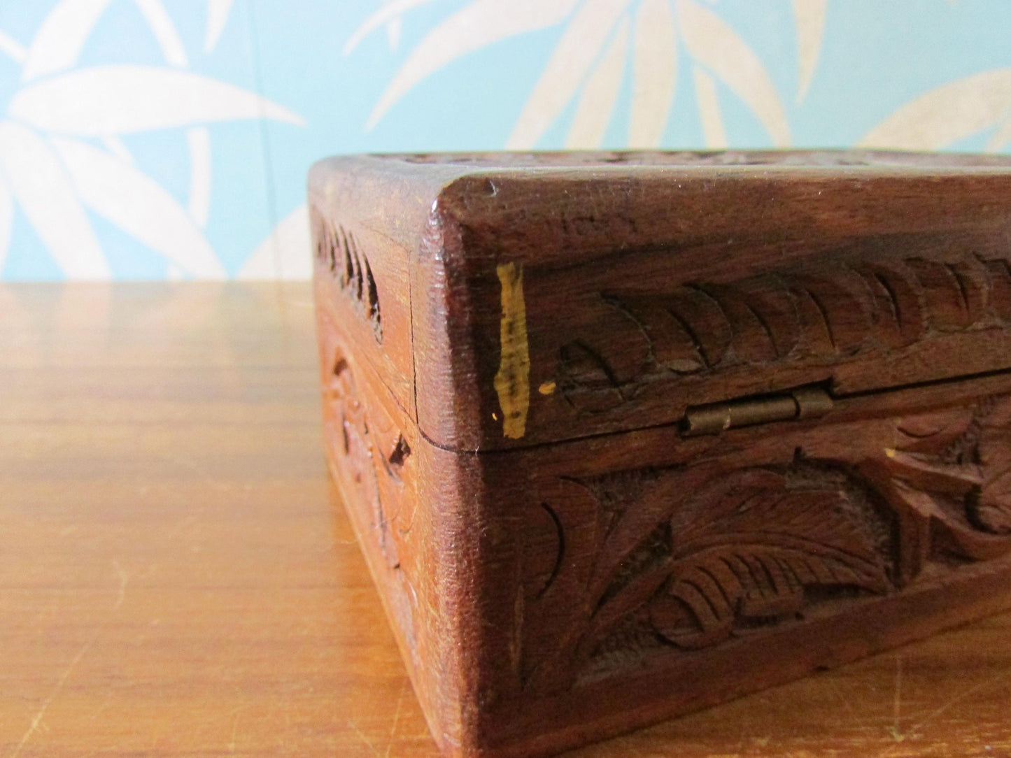 Vintage Arts and Crafts-style hand-carved leaves & berries wooden triquetra/trinket box