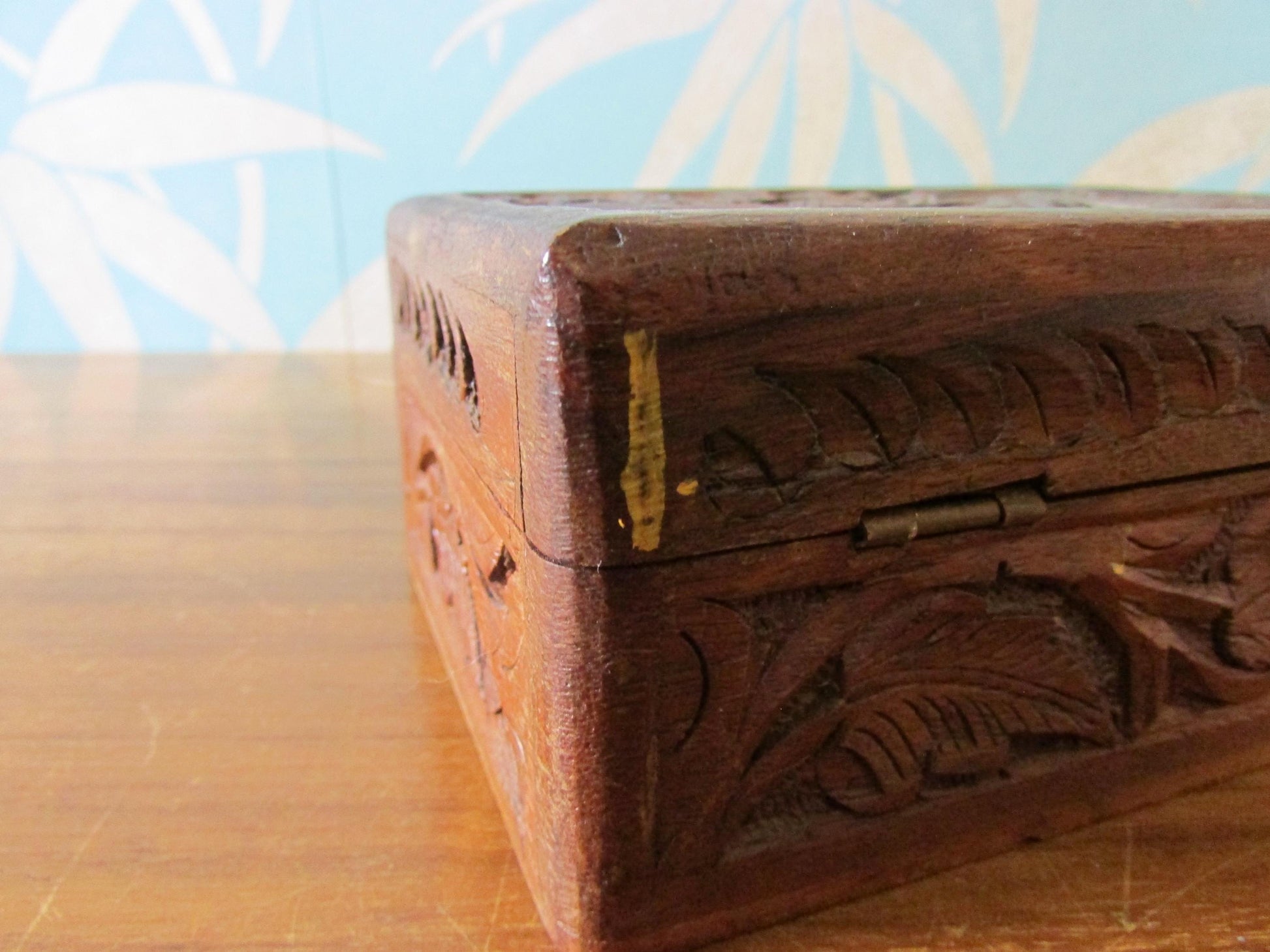 Vintage Arts and Crafts-style hand-carved leaves & berries wooden triquetra/trinket box