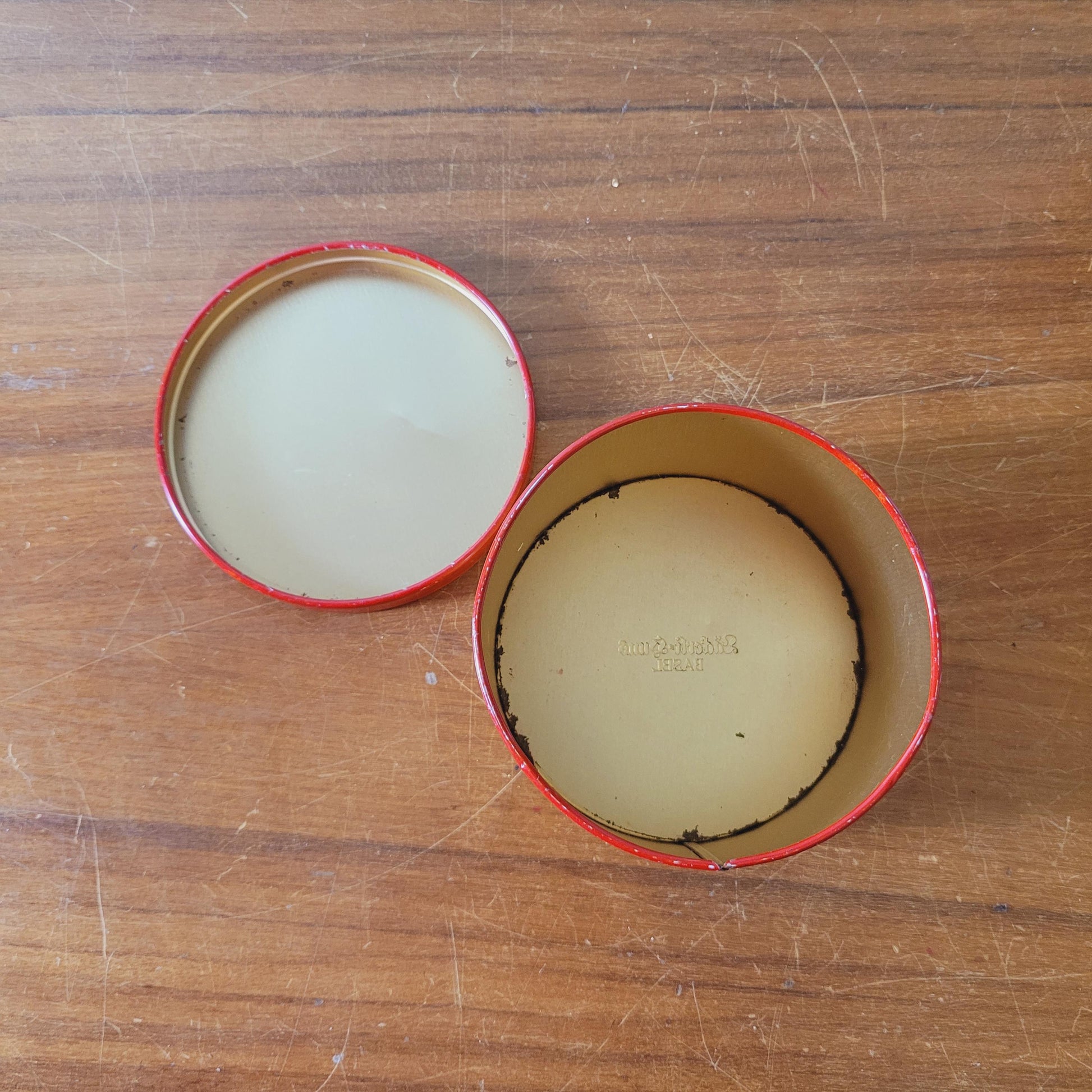 Vintage Läckerli Huus, Switzerland confectionery tin depicting flowers & couple in traditional folk costume