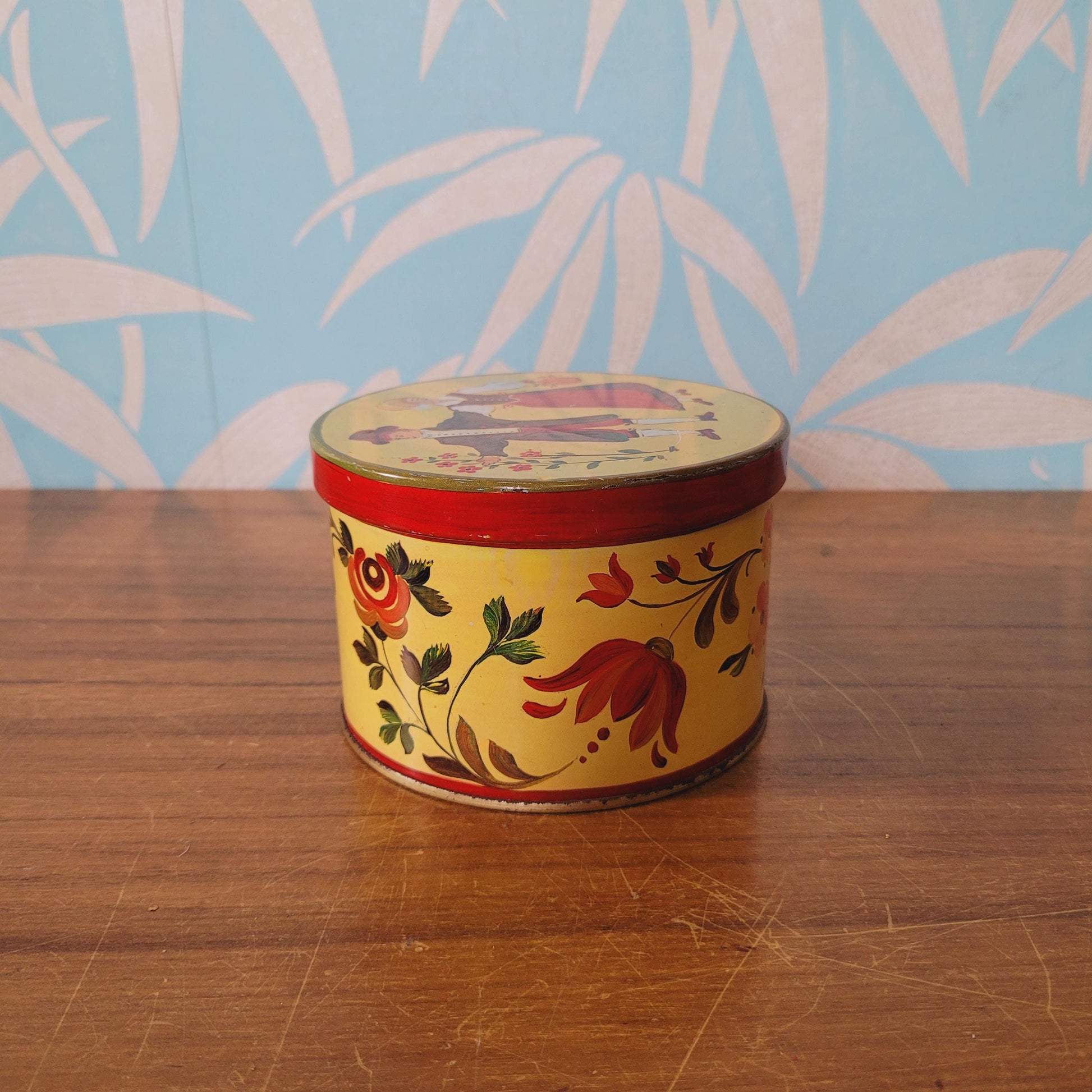 Vintage Läckerli Huus, Switzerland confectionery tin depicting flowers & couple in traditional folk costume