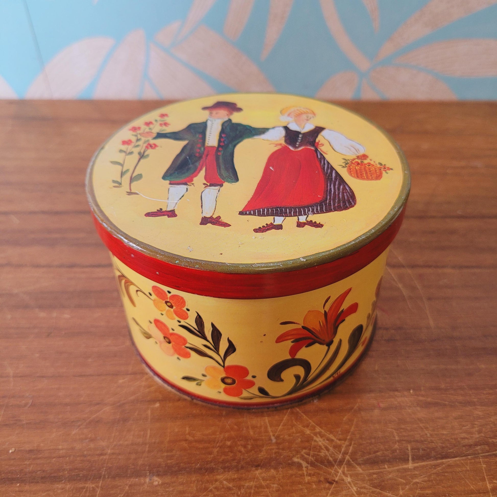 Vintage Läckerli Huus, Switzerland confectionery tin depicting flowers & couple in traditional folk costume
